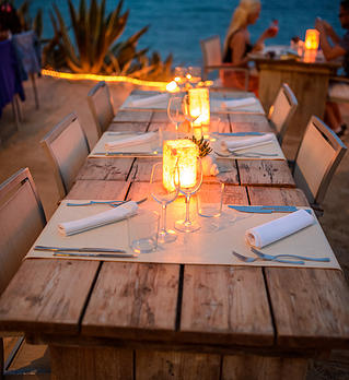 飲食店のテーブル風景　コードレステーブルランプ、リゾートレストラン