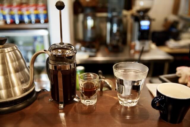 テラスを非日常空間に｜コードレスのテーブルランプで演出効果を高める